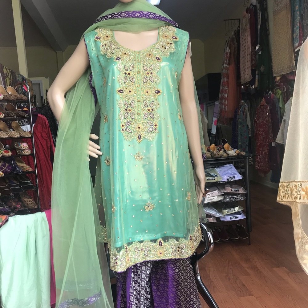 Its a beautiful shirt wd bell bottom.